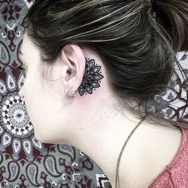 tatuaggio dietro orecchio 473