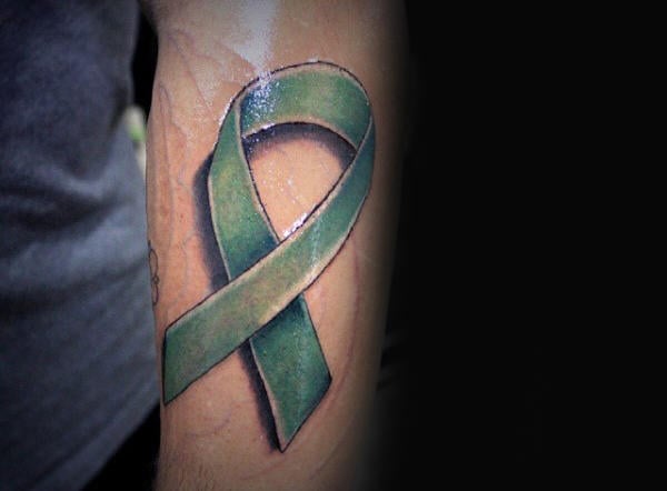 tatuaggio nastro contro cancro 117