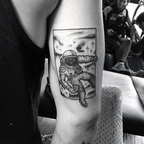 tatuaggio astronomia astronauta 01