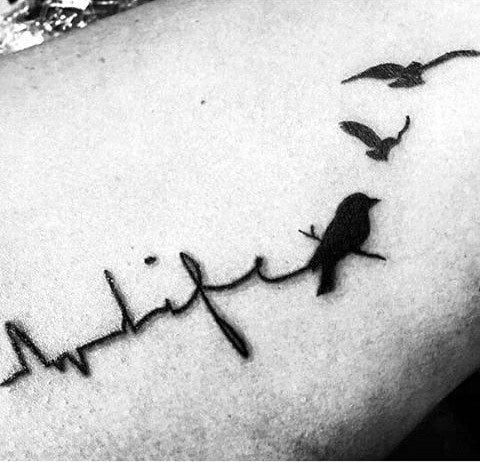 tatuaggio elettrocardiogramma frequenza cardiaca 137