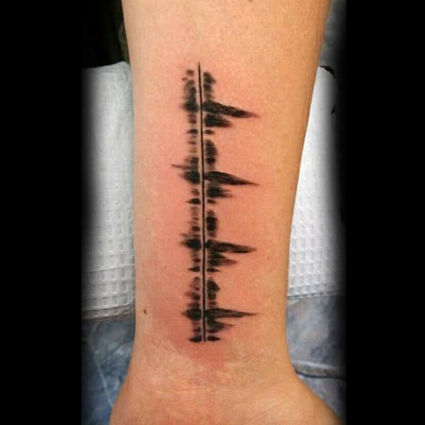 tatuaggio elettrocardiogramma frequenza cardiaca 93