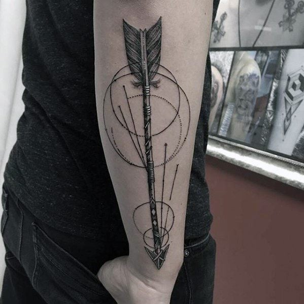 tatuaggio freccia geometrica48