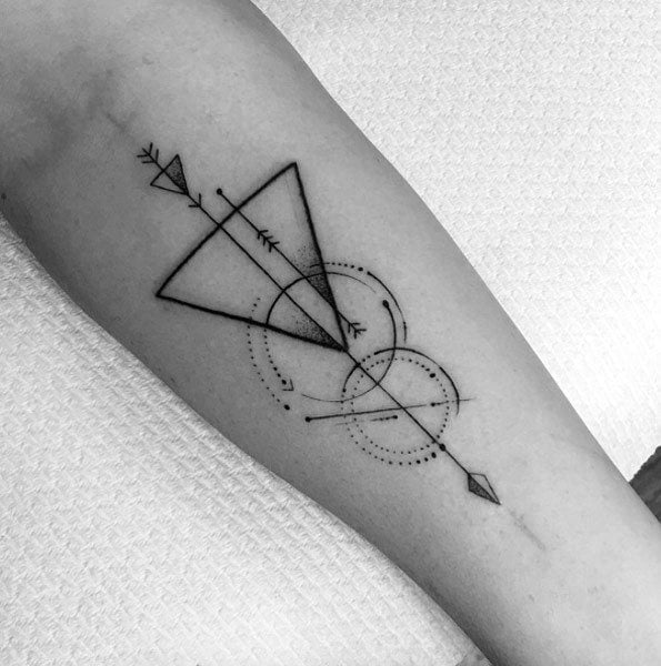 tatuaggio freccia geometrica62