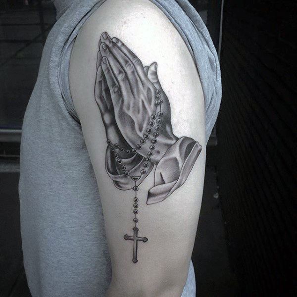 tatuaggio mani in preghiera 111