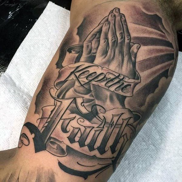 tatuaggio mani in preghiera 131