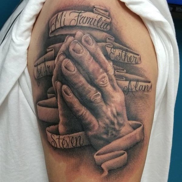 tatuaggio mani in preghiera 149