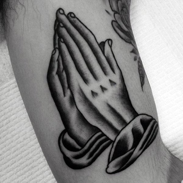 tatuaggio mani in preghiera 171