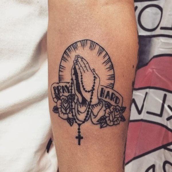 tatuaggio mani in preghiera 183