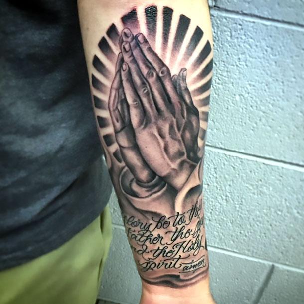 tatuaggio mani in preghiera 19