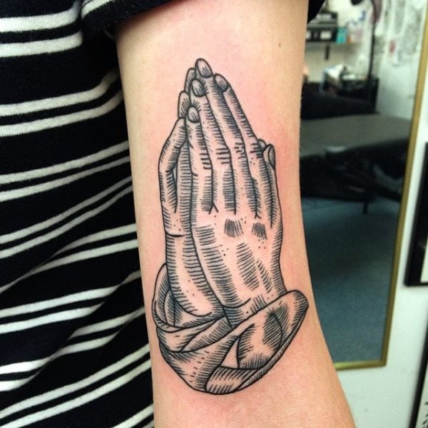 tatuaggio mani in preghiera 203