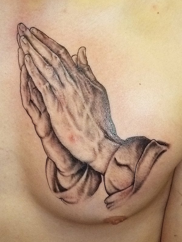 tatuaggio mani in preghiera 219