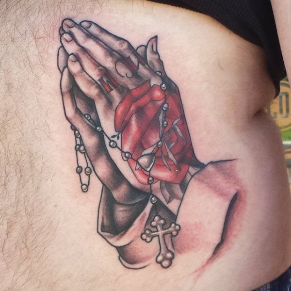 tatuaggio mani in preghiera 221