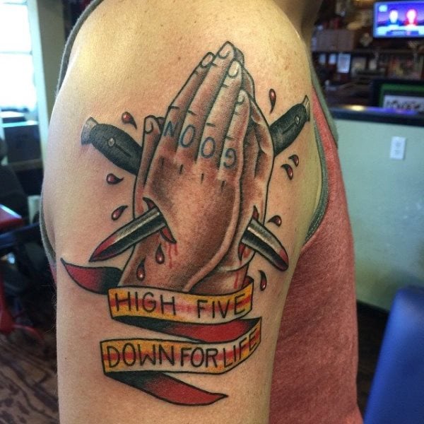 tatuaggio mani in preghiera 229