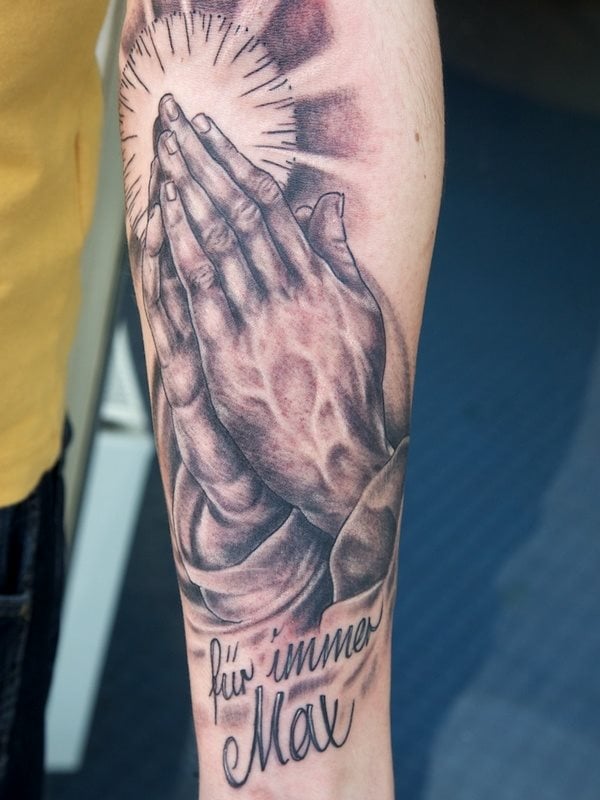 tatuaggio mani in preghiera 231