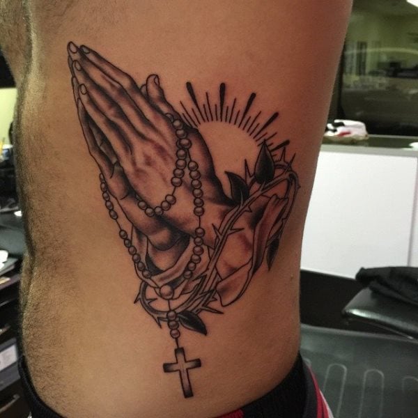 tatuaggio mani in preghiera 233