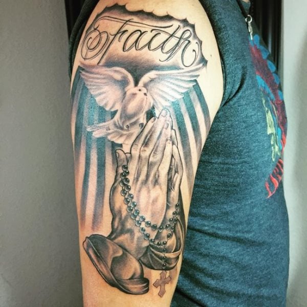 tatuaggio mani in preghiera 243