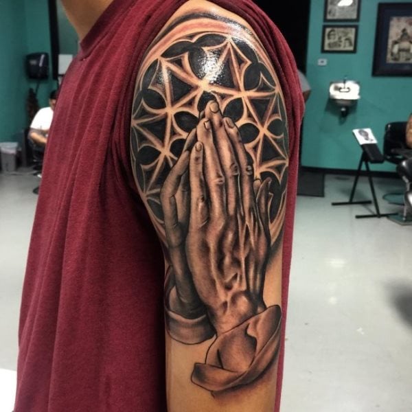 tatuaggio mani in preghiera 251