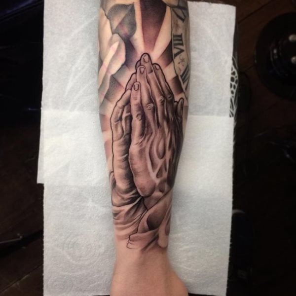tatuaggio mani in preghiera 279