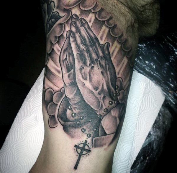 tatuaggio mani in preghiera 29