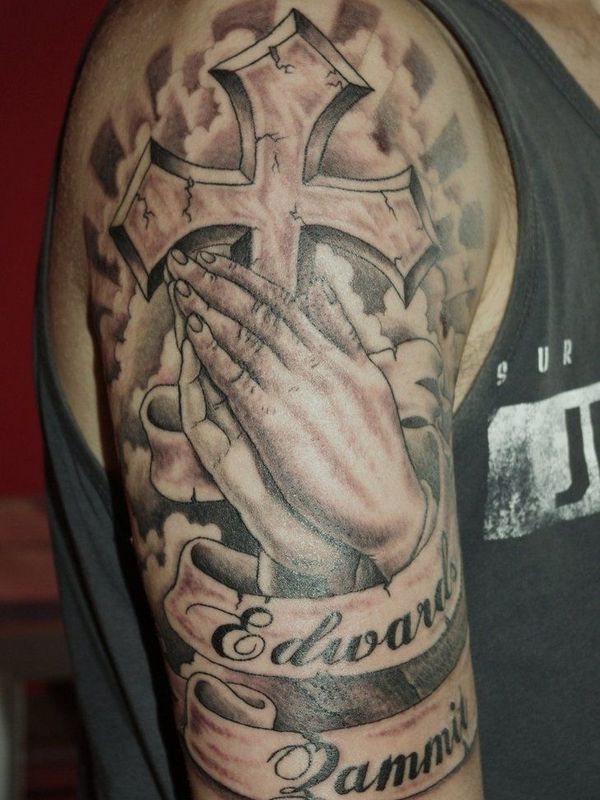 tatuaggio mani in preghiera 303