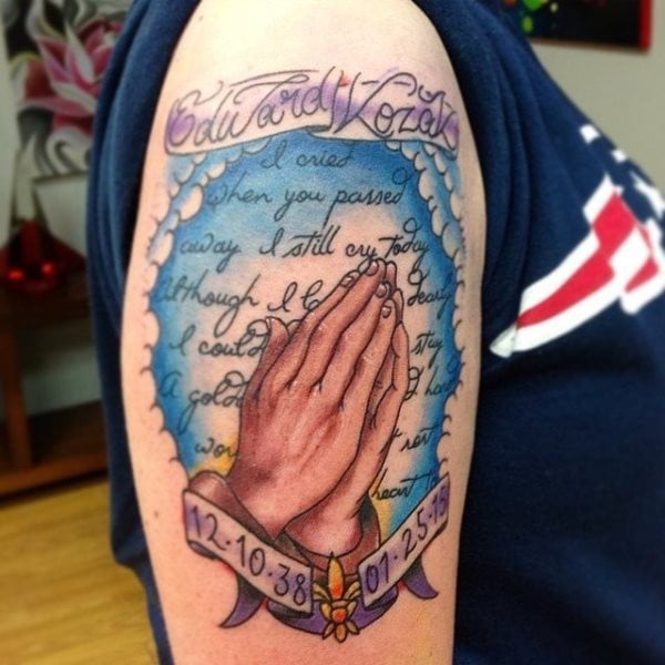 tatuaggio mani in preghiera 305