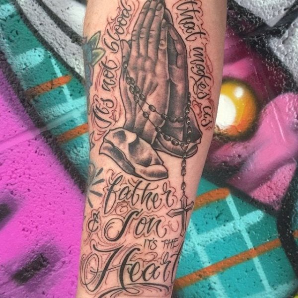 tatuaggio mani in preghiera 309