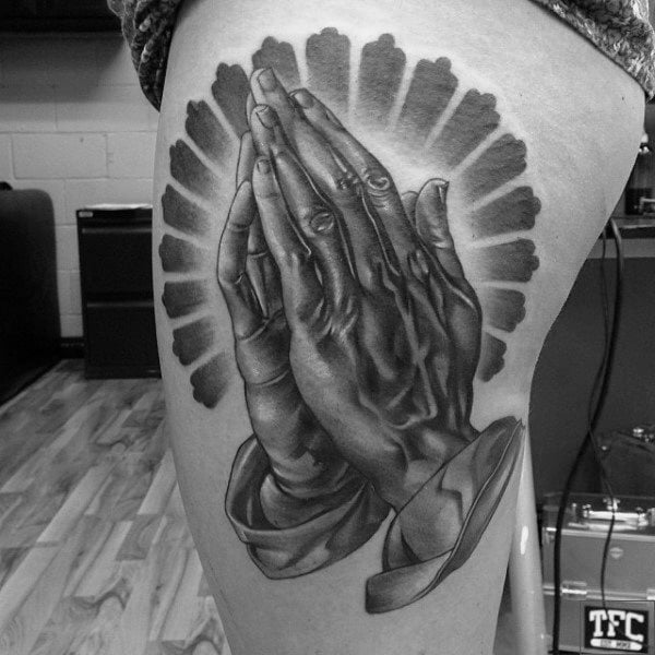 tatuaggio mani in preghiera 401