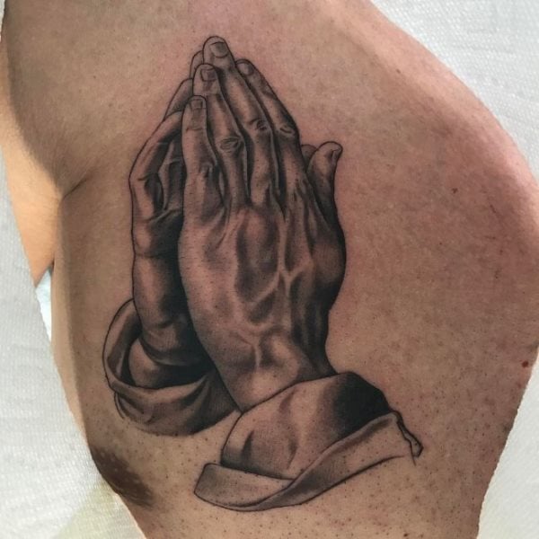 tatuaggio mani in preghiera 41