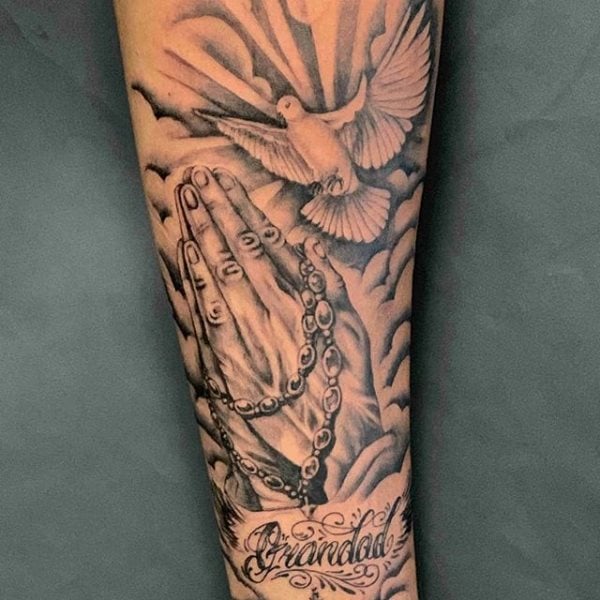 tatuaggio mani in preghiera 57