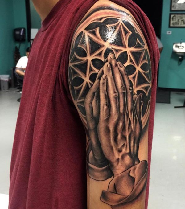 tatuaggio mani in preghiera 87