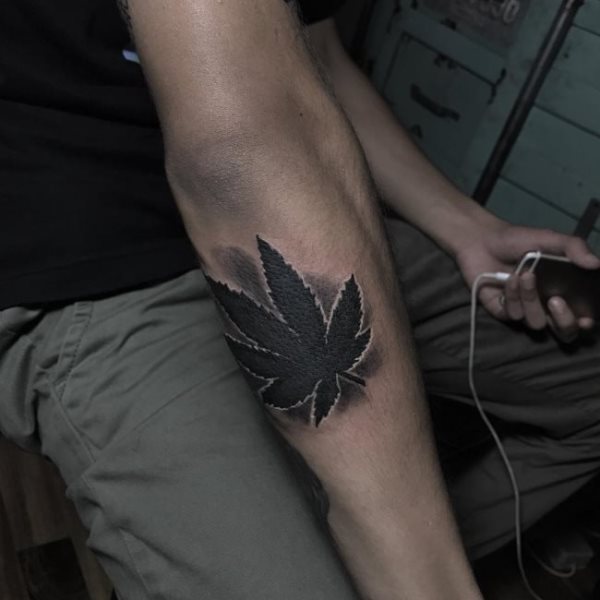 tatuaggio marijuana cannabis 45
