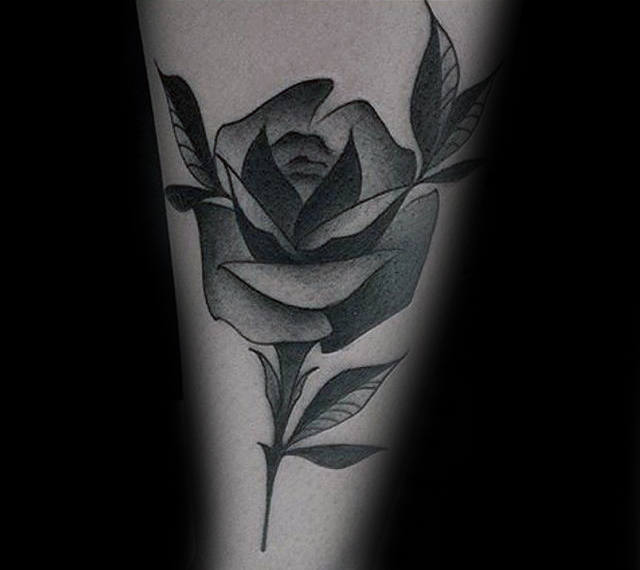 tatuaggio rosa nera 151