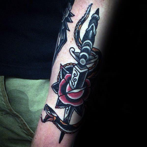tatuaggio serpente e pugnale 19