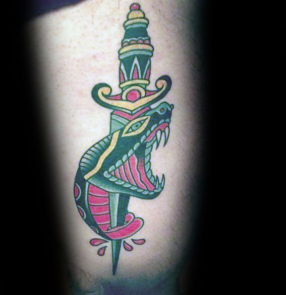 tatuaggio serpente e pugnale 41