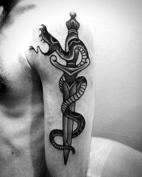 tatuaggio serpente e pugnale 43