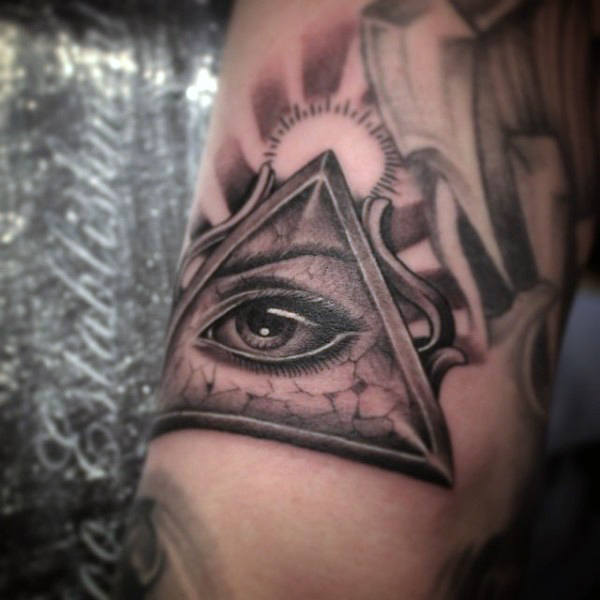 tatuaggio simbolo illuminati 163
