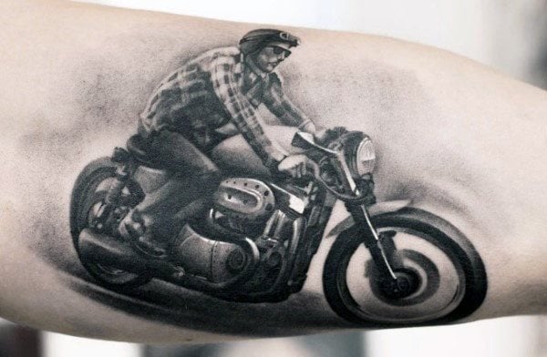 75 Tatuaggi per motociclisti: loghi, moto e altri simboli