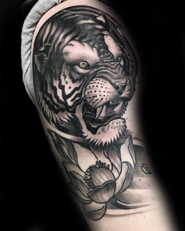 tatuaggio fiore di loto 106