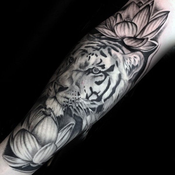 tatuaggio fiore di loto 13