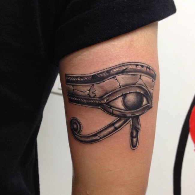 tatuaggio occhio di ra 49