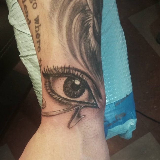 tatuaggio occhio di ra 52