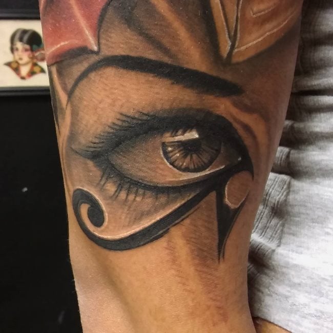 tatuaggio occhio di ra 58