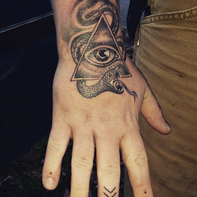 tatuaggio occhio di ra 67