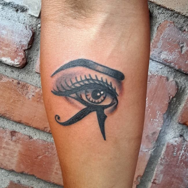 tatuaggio occhio di ra 79