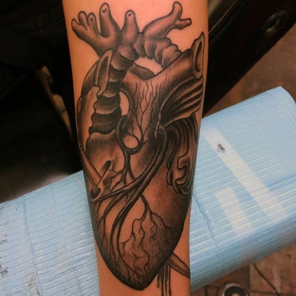 tatuaggio cuore anatomico 93