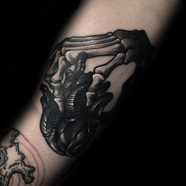 tatuaggio osso scheletro mano 27