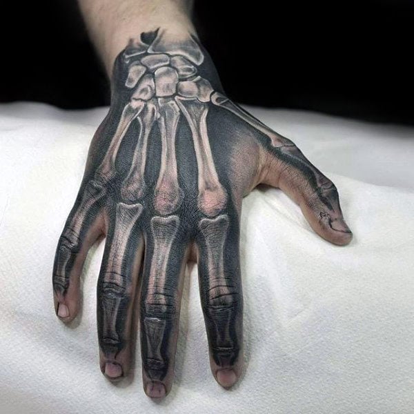 tatuaggio osso scheletro mano 55