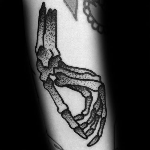 tatuaggio osso scheletro mano 63