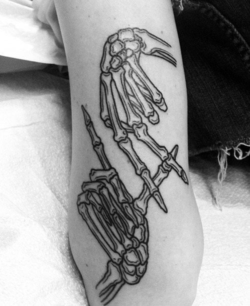 tatuaggio osso scheletro mano 83