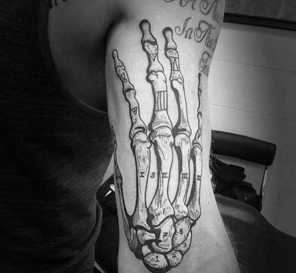 tatuaggio osso scheletro mano 89